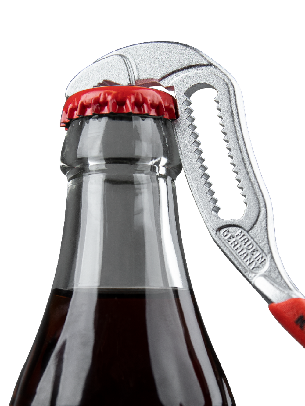 Cobra XS Flaschenöffner beim öffnen einer Flasche mit Kronkorken