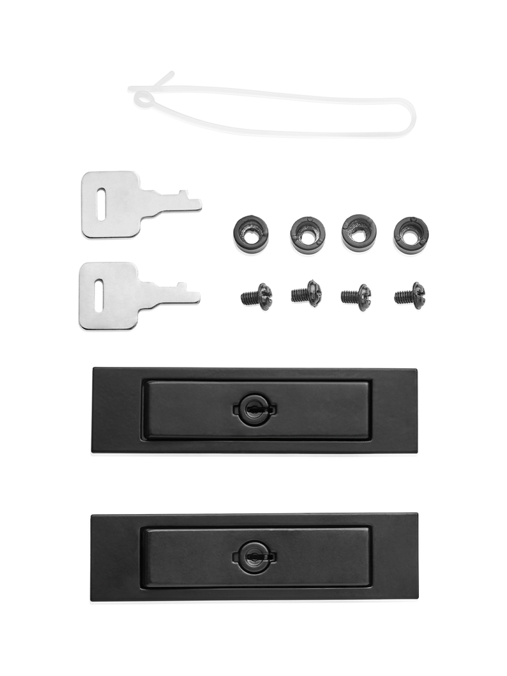 Ersatz-Kippschloss-Set bestehend aus zwei schwarzen Kippschlössern, zwei silbernen Schlüsseln, mehreren Schrauben, Unterlegscheiben und einem weißen Kabelbinder, auf weißem Hintergrund.