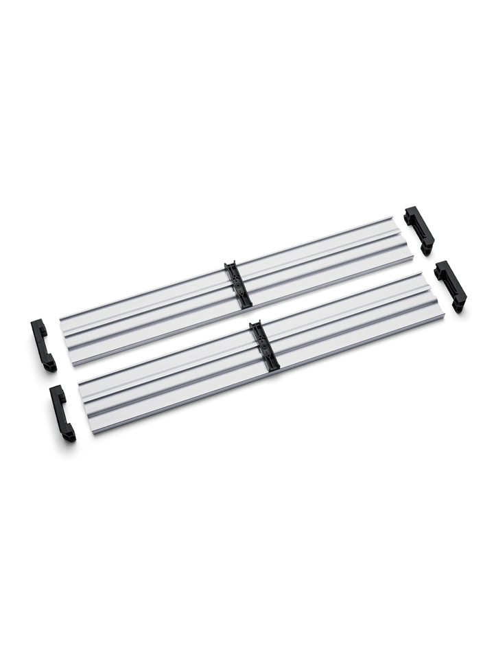Mehrere silberne Metallschienen mit schwarzen Kunststoffelementen, auf weißem Hintergrund angeordnet.