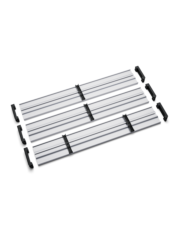 Mehrere silberne Metallschienen mit schwarzen Kunststoffelementen, auf weißem Hintergrund angeordnet.