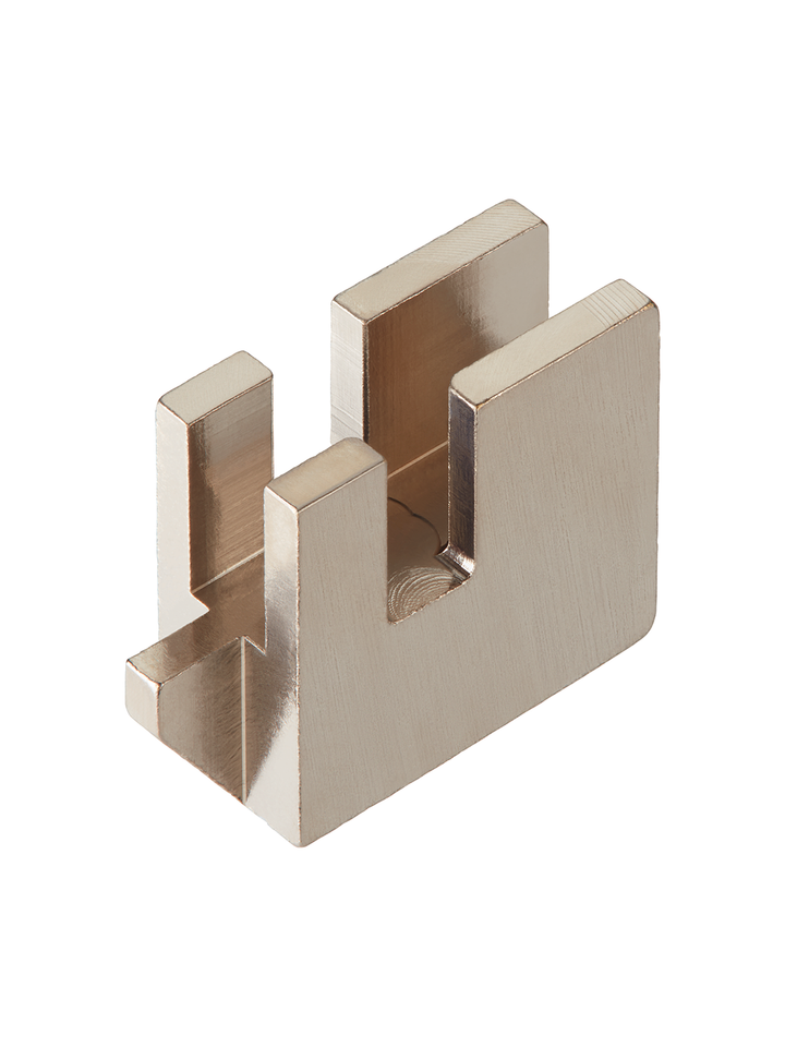 Ersatz-Klingenschub aus silbernem Metall mit einer rechteckigen, offenen Konstruktion und präzisen Einkerbungen, auf weißem Hintergrund.