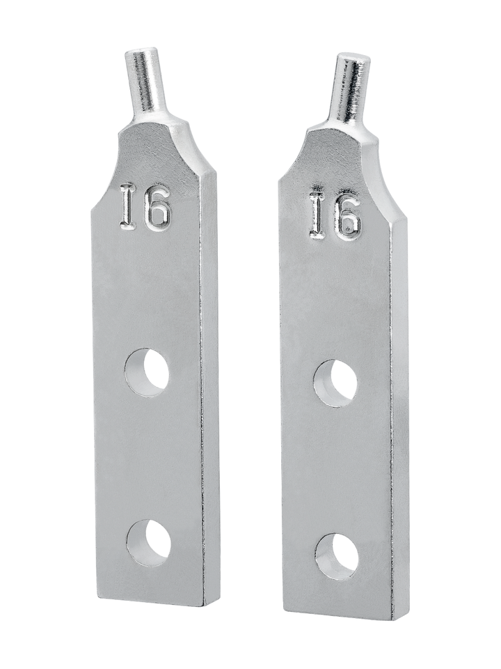 Ersatz-Spitzen aus silbernem Metall mit zwei Befestigungslöchern und der Gravur "I6", auf weißem Hintergrund.