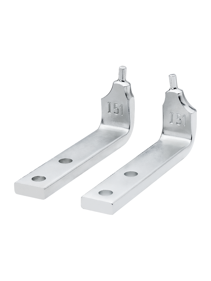 Ersatz-Spitzen aus silbernem Metall mit zwei Befestigungslöchern und der Gravur "I51", auf weißem Hintergrund.