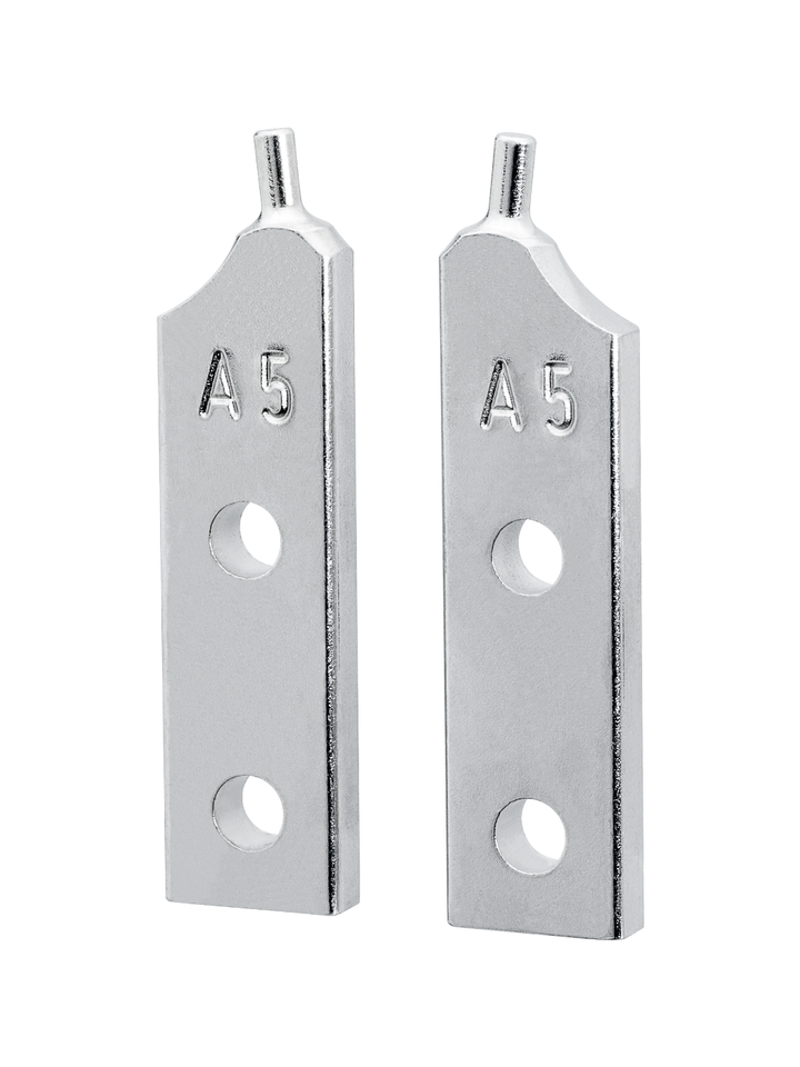 Ersatz-Spitzen aus silbernem Metall mit zwei Befestigungslöchern und der Gravur "A5", auf weißem Hintergrund.