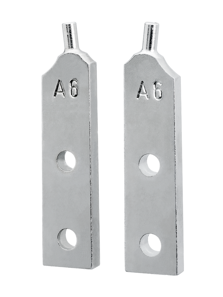 Ersatz-Spitzen aus silbernem Metall mit zwei Befestigungslöchern und der Gravur "A6", auf weißem Hintergrund