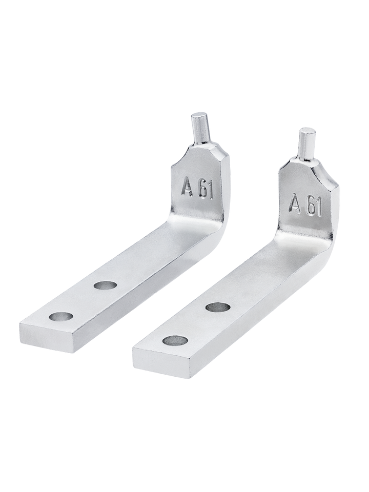 Ersatz-Spitzen aus silbernem Metall mit zwei Befestigungslöchern und der Gravur "A 61", auf weißem Hintergrund.