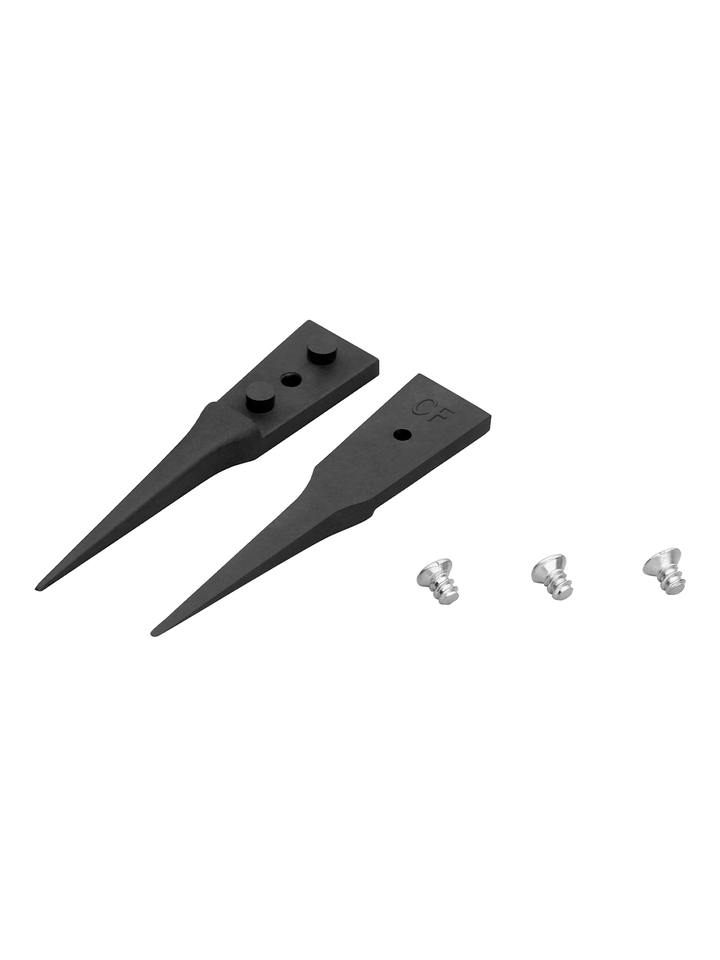 Zwei schwarze, spitz zulaufende Kunststoffteile mit Löchern und Prägung "CF", daneben vier kleine silberne Schrauben auf weißem Hintergrund.