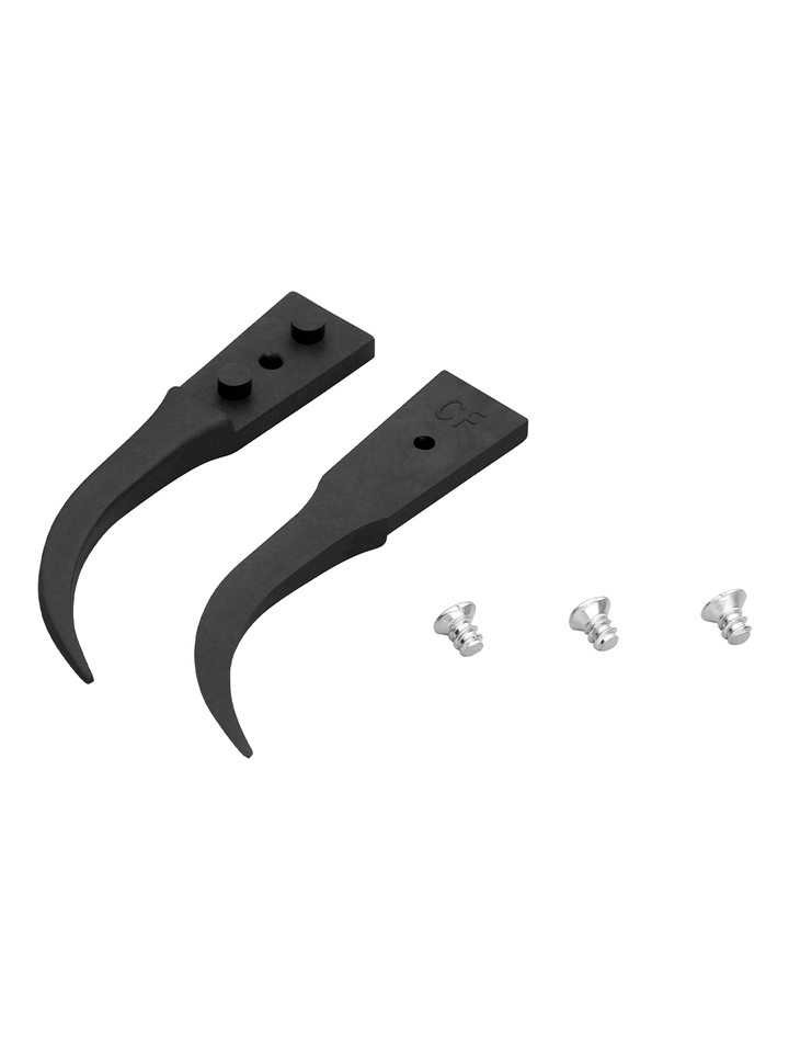 Zwei schwarze, gebogene Kunststoffteile mit Befestigungslöchern und drei silbernen Schrauben.