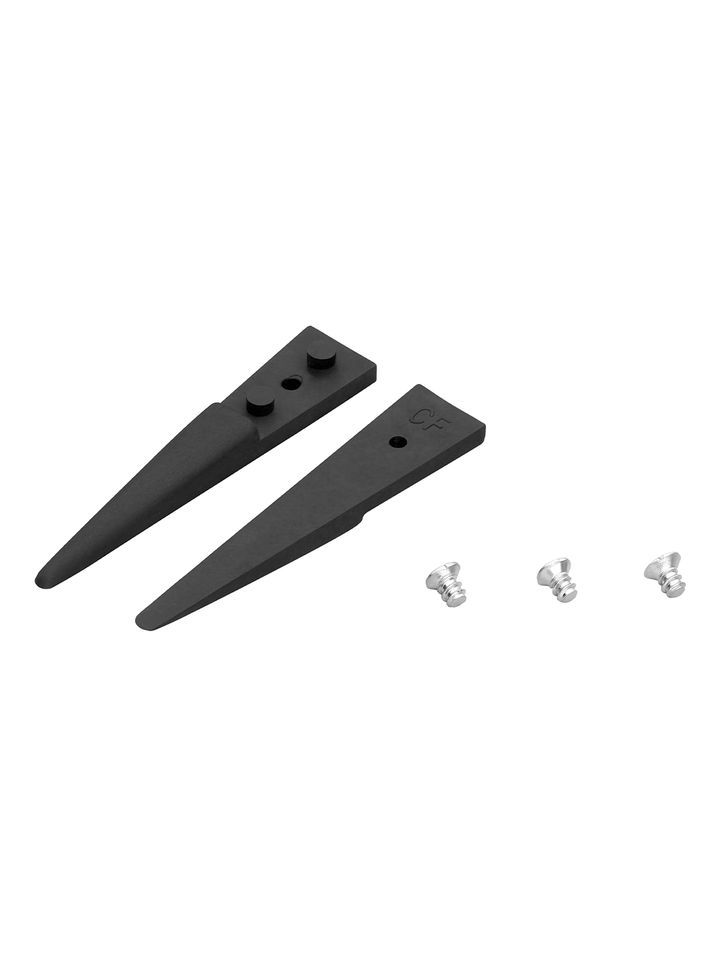 Zwei schwarze, spitz zulaufende Kunststoffteile mit Befestigungslöchern und drei silbernen Schrauben.