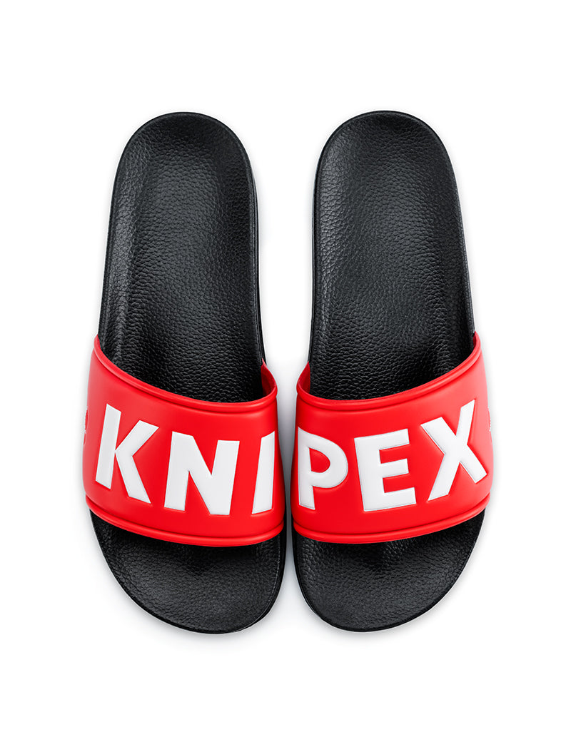 Schwarze Badelatschen mit roter Lasche und weißem Knipex Schriftzug, von vorne