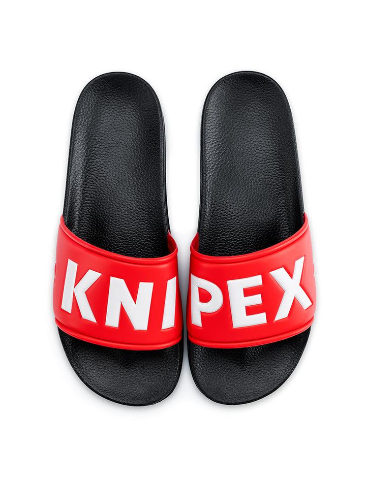 Schwarze Badelatschen mit roter Lasche und weißem Knipex Schriftzug, von vorne