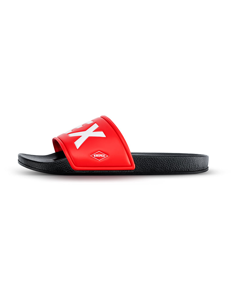 Schwarze Badelatschen mit roter Lasche und weißem Knipex Schriftzug, von der Seite 