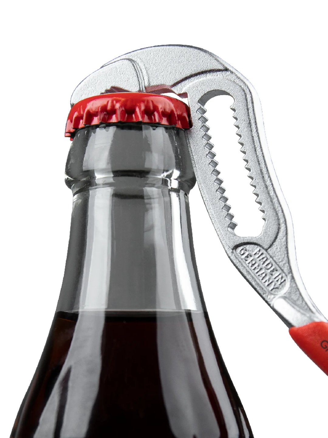 Cobra XS Flaschenöffner beim öffnen einer Flasche mit Kronkorken