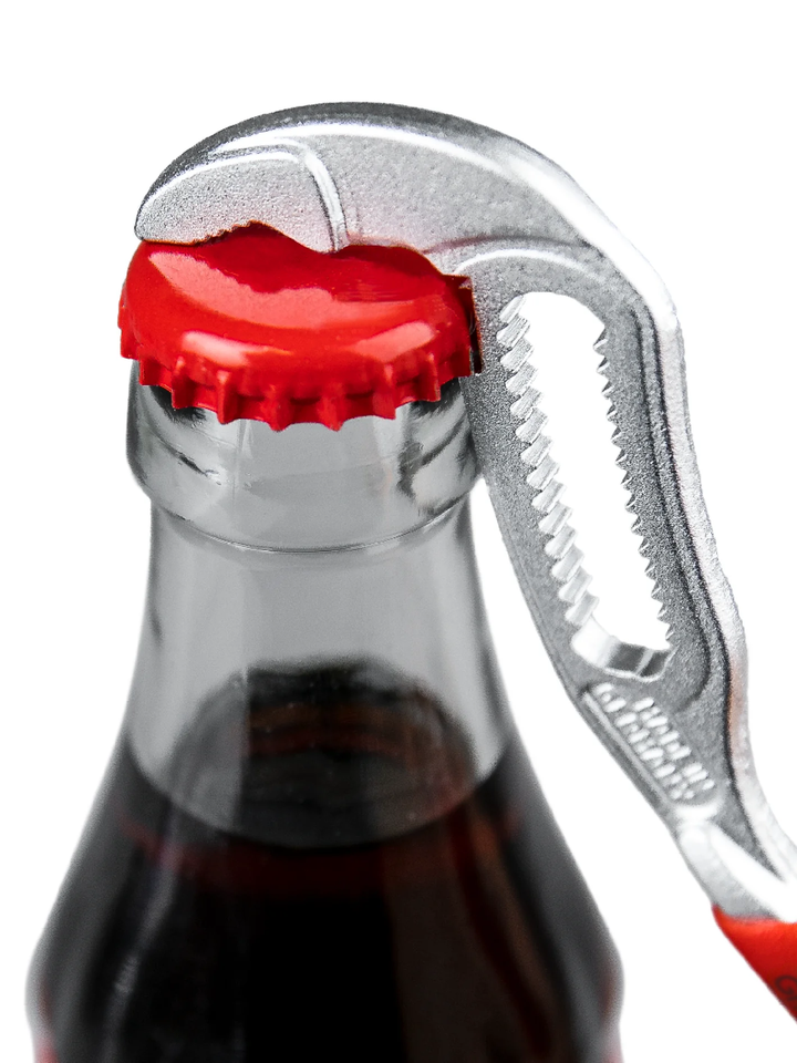 Cobra XS Flaschenöffner beim öffnen einer Flasche mit Kronkorken - von oben