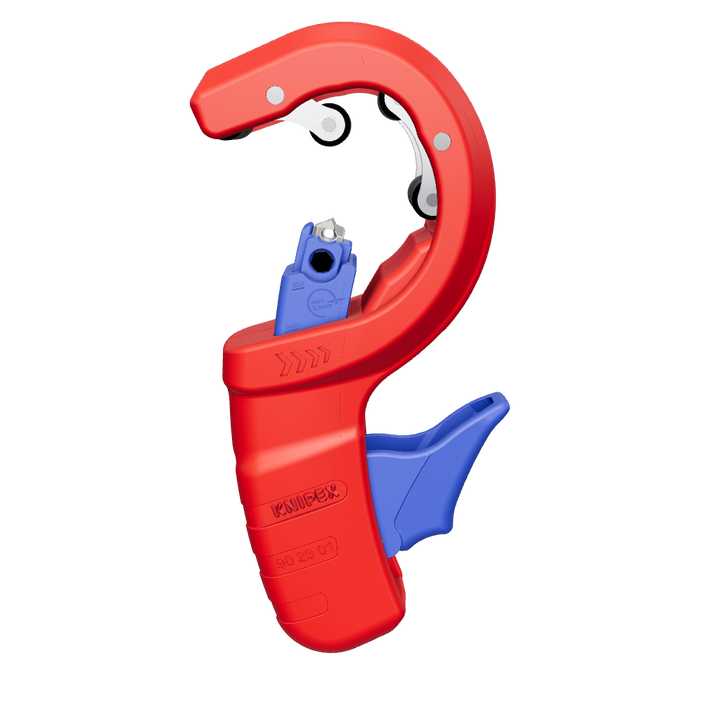 Das Bild zeigt einen Rohrschneider der Marke KNIPEX in einem roten und blauen Design. Das Werkzeug verfügt über einen ergonomischen Griff und eine integrierte Schneidvorrichtung, die für präzises Schneiden von Rohren geeignet ist. Ein blauer Hebel dient zur Bedienung und Anpassung des Schneidmechanismus. Auf dem roten Gehäuse ist die Modellnummer "90 23 01" sichtbar. Das Design ist kompakt und benutzerfreundlich.