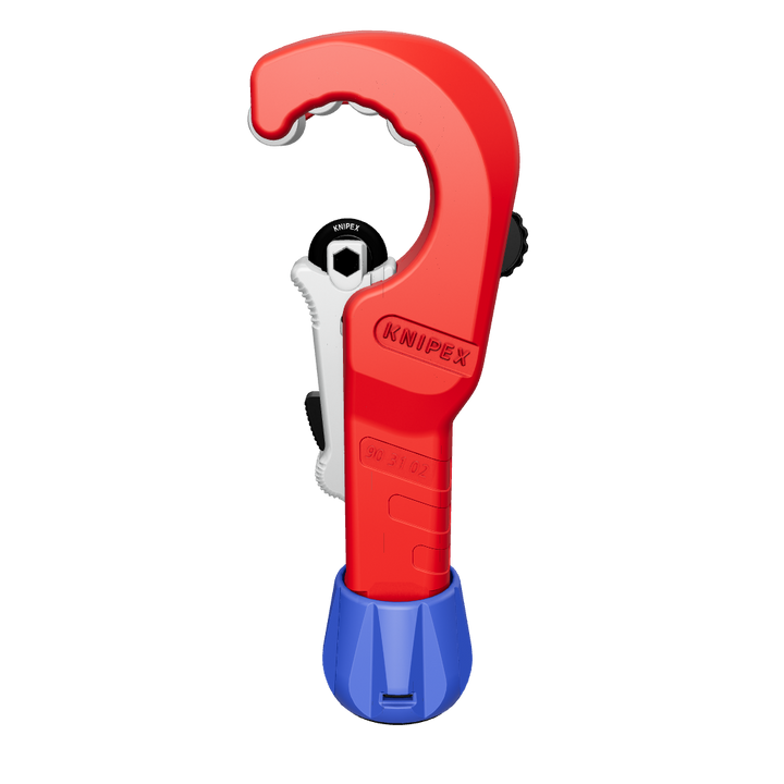 Das Bild zeigt einen Rohrschneider der Marke KNIPEX mit einem roten ergonomischen Griff und einem blauen Drehknopf am unteren Ende. Das Werkzeug ist speziell für das Schneiden von Rohren konzipiert und verfügt über eine scharfe Klinge sowie eine verstellbare Führung, um präzise Schnitte zu ermöglichen. Auf dem roten Griff ist die Modellnummer "90 31 03" sichtbar.
