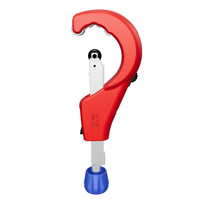 Das Bild zeigt einen Rohrschneider der Marke KNIPEX mit einem roten ergonomischen Griff und einem blauen Drehknopf am unteren Ende. Das Werkzeug ist speziell für das Schneiden von Rohren konzipiert und verfügt über eine scharfe Klinge sowie eine verstellbare Führung, um präzise Schnitte zu ermöglichen. Auf dem roten Griff ist die Modellnummer "90 31 03" sichtbar. Das Design ist robust und funktional.