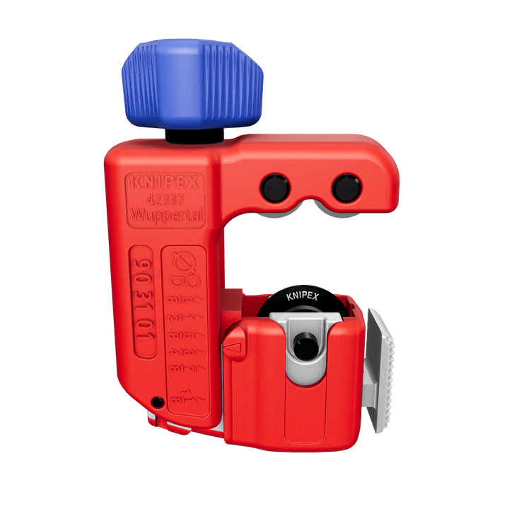 Ein roter Rohrschneider von KNIPEX mit der Prägung "KNIPEX 42387 Wuppertal". Das Werkzeug hat einen blauen Drehknopf oben und eine scharfe Schneidklinge unten. Es ist vor einem schwarzen Hintergrund dargestellt.